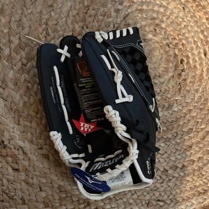 Mizuno Black and White Youth Baseball softball Glove fast pitch model